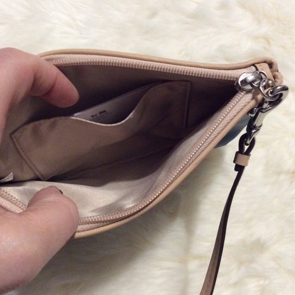 New Coach Logo Green Saffiano Leather Bag Wristlet Authentic - Picture 4 of 10